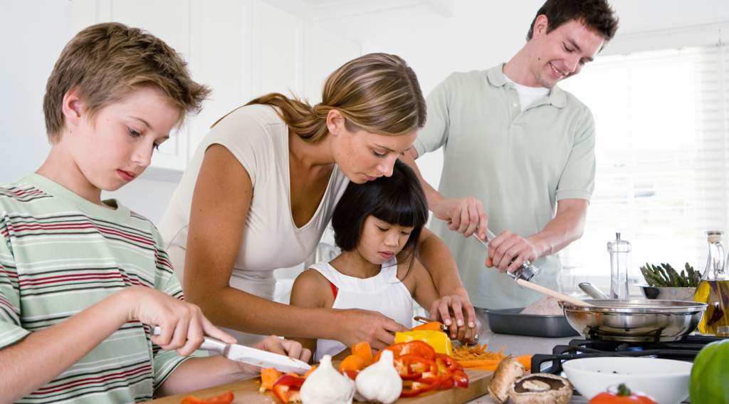 Можно ли убираться в родительский день. Семья и быт. Домашние заботы. Семья готовит. Хозяйство семьи.