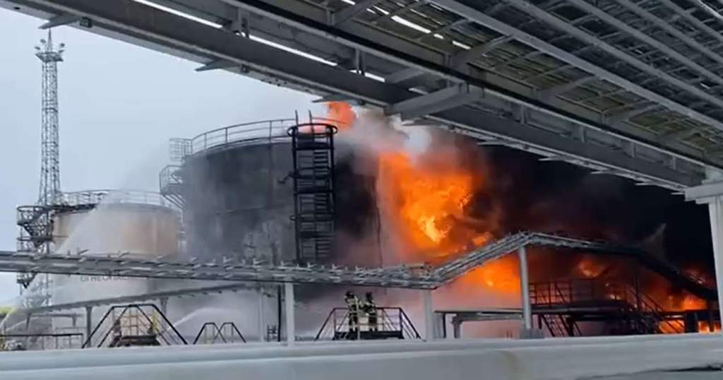 Сегодня после атаки беспилотником ВСУ загорелась нефтебаза в Брянской области