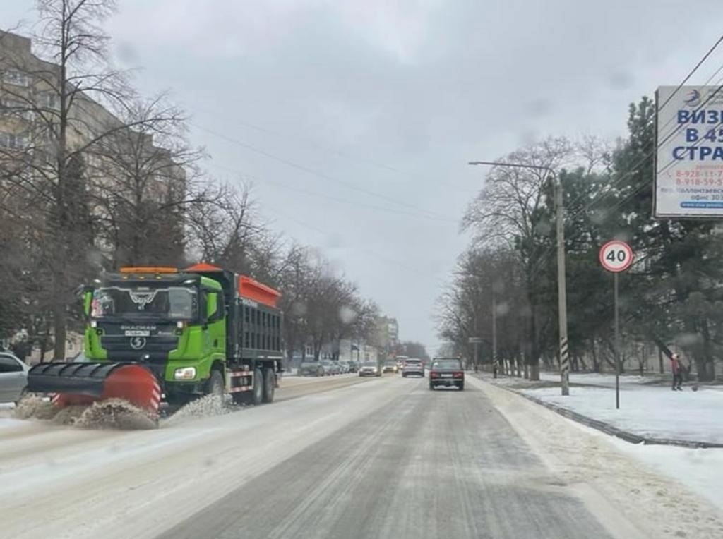 Азовские коммунальные службы проводят уборку города от снега и наледи