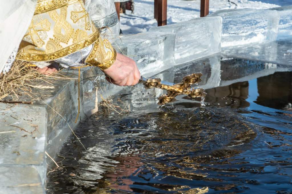 Ученые доказали, что свойства крещенской воды отличаются от обычной