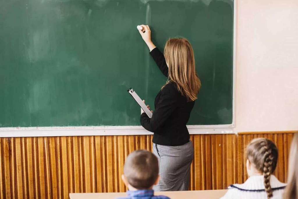 Азовские учителя будут бороться за звание лучшего учителя Ростовской области
