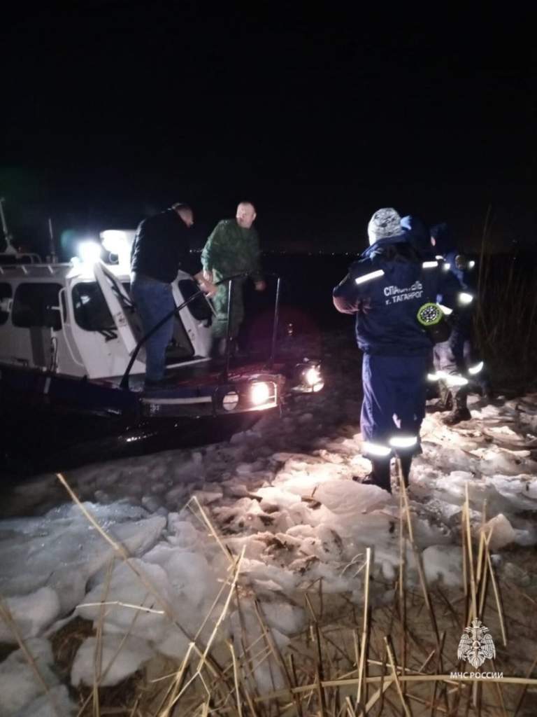 4 подростков с оторванной льдины в Таганрогском заливе спасли сотрудники МЧС России