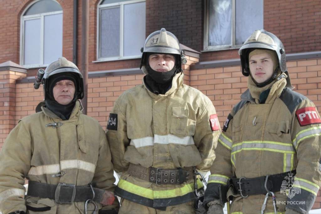 Пятерых человек из горящего дома в Шахтах спасли пожарные МЧС России