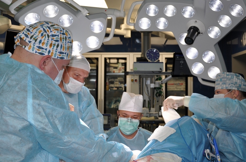 Первый в мире пациент с пересаженной почкой свиньи выписан из больницы