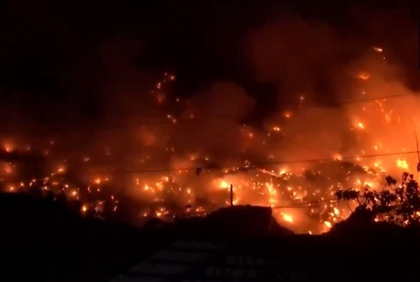 Гигантская свалка Газипур в Нью-Дели охвачена огнем